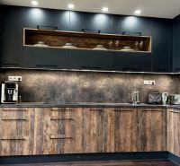 3-izbový byt | 79 m² | Komárno – sídlisko gen. Klapku - Kuchyňa v 3-izbovom byte s tmavými skrinkami a dekoratívnymi drevenými prvkami.