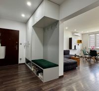 3-izbový byt | 79 m² | Komárno – sídlisko gen. Klapku - Vstupná hala v 3-izbovom byte s dreveným dekorom a pohodlným sedením.