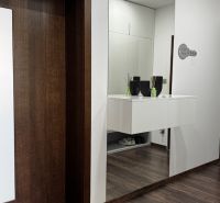 3-izbový byt | 79 m² | Komárno – sídlisko gen. Klapku - Chodba v 3-izbovom byte s podlahou s dreveným dekorom a zrkadlom na stene.