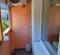 Pekný 1 izbový byt s balkónom na prenájom - Balkón s klimatizáciou a plastovou nádobou, 1-izbový byt v Komárne na Ul. biskupa Királya.