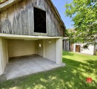 Vidiecky rodinný dom na polosamote, krása a pokoj na jednom mieste - Kuchyňa v rodinnom dome s podlahou s dreveným dekorom a jedálenským stolom.