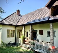 Vidiecky rodinný dom na polosamote, krása a pokoj na jednom mieste - Drevená stodola a trávnik v záhrade rodinného domu v Pliešovciach.