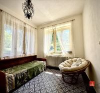 Vidiecky rodinný dom na polosamote, krása a pokoj na jednom mieste - Spálňa v rodinnom dome s podlahou s dreveným dekorom, svetlý interiér, béžové kreslá.