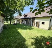 Vidiecky rodinný dom na polosamote, krása a pokoj na jednom mieste - Rodinný dom v Pliešovciach s terasou a záhradou obklopenou stromami.
