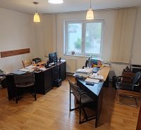 Komerčný objekt na predaj  v Komárne - Kancelária s dvomi pracovnými stolmi, počítačmi a podlahou s dreveným dekorom.
