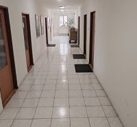 Komerčný objekt na predaj  v Komárne - Chodba v budove so svetlým obkladom a dverami na oboch stranách.