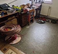 Komerčný objekt na predaj  v Komárne - Interiér budovy s náradím a káblami na podlahe s dreveným dekorom.
