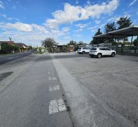 NA PREDAJ *** PREVÁDZKA  70M2 PRI HLAVNEJ CESTE V BERNOLÁKOVE *** - Exteriér obchodných priestorov na Trnavskej ceste v Bernolákove, s parkovaním áut.
