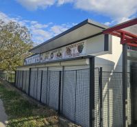 NA PREDAJ *** PREVÁDZKA  70M2 PRI HLAVNEJ CESTE V BERNOLÁKOVE *** - Obchodné priestory na Trnavskej ceste v Bernolákove s bielou fasádou a čiernym plotom.