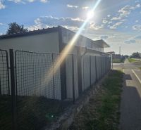 NA PREDAJ *** PREVÁDZKA  70M2 PRI HLAVNEJ CESTE V BERNOLÁKOVE *** - Slnečný deň v obchodných priestoroch na Trnavskej ceste v Bernolákove s oplotením.