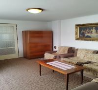 RODINNÝ DOM, pozemok 290m2,  MEDZIBROD okr. Banská Bystrica   - Obývacia izba v rodinnom dome s obrázkom Poslednej večere, s pohodlným sedením.