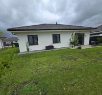 Predaj 4 izbového rodinného domu, pozemok od 523 m2,  NOVOSTAVBA 2023 - Rodinný dom na Ipeľskej ulici v Bernolákove s upravenou záhradou a terasou.