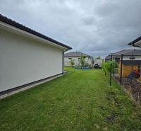 Predaj 4 izbového rodinného domu, pozemok od 523 m2,  NOVOSTAVBA 2023 - Záhrada vedľa rodinného domu na Ipeľskej ulici v Bernolákove s oplotením a trávnikom.