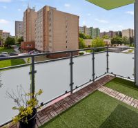 PREDAJ, moderný 2izb byt v novostavbe, Dúbravčická, projekt TuJeToln - Balkón v 3-izbovom byte s umelým trávnikom s výhľadom na Lipského ulicu v Dúbravke.