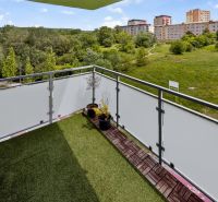 PREDAJ, moderný 2izb byt v novostavbe, Dúbravčická, projekt TuJeToln - Balkón 3-izbového bytu na Lipského ulici v Bratislave – Dúbravke s výhľadom na zeleň.