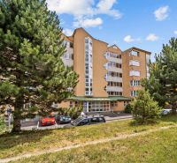 1.BCR | SVETLÝ 1,5-IZBOVÝ BYT S MOŽNOSŤOU ÚPRAVY NA 2-IZBOVÝ - LAMAČ  - Bytový dom na Heyrovského ulici, Bratislava - Lamač, obklopený stromami a zeleňou.