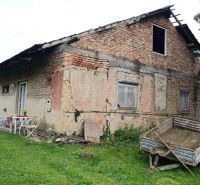 Na predaj starší rodinný dom s podkrovím v obci Gbelce - Rodinný dom v Gbelciach s chátrajúcou fasádou a vlečkou na záhrade.