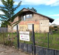 Na predaj starší rodinný dom s podkrovím v obci Gbelce - Rodinný dom v Gbelciach na predaj s oplotenou záhradou a fasádou na rekonštrukciu.