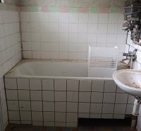 Na predaj starší rodinný dom s podkrovím v obci Gbelce - Kúpeľňa v rodinnom dome s vaňou a umývadlom so zanedbanými obkladmi.
