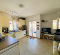 Brač(HR)- zariadený apartmán s výhľadom na more - Kuchyňa a obývačka s podlahou s dreveným dekorom v rekreačnom apartmáne.