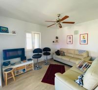Brač(HR)- zariadený apartmán s výhľadom na more - Obývacia izba v rekreačnom apartmáne s pohovkami a podlahou s dreveným dekorom.