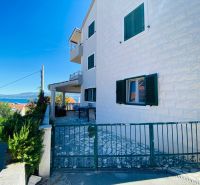 Brač(HR)- zariadený apartmán s výhľadom na more - Rekreačný apartmán na Brači s výhľadom na more a okolité kopce.