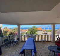 Brač(HR)- zariadený apartmán s výhľadom na more - Rekreačný apartmán na Brači s terasou a výhľadom na more, obklopený kvetmi.