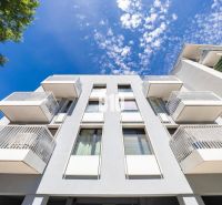VILA ĽADOVÁ | MODERNÝ 2IZBOVÝ BYT V KOMORNOM PROJEKTE PRI RAČIANSKOM M - Fasáda budovy s balkónmi na Ľadovej ulici v Bratislave - Staré Mesto.