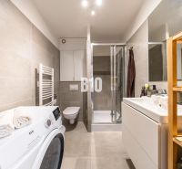 VILA ĽADOVÁ | MODERNÝ 2IZBOVÝ BYT V KOMORNOM PROJEKTE PRI RAČIANSKOM M - Kúpeľňa v 2-izbovom byte s práčkou, sprchovacím kútom, umývadlom a toaletou.