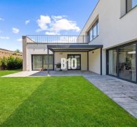 1 255 m² a 9 izieb I Priamo pri prírodnej rezervácii Šúr, len 15 minút - Záhrada Rodinného domu na Borovicovej ulici v Chorvátskom Grobe s terasou a trávnikom.
