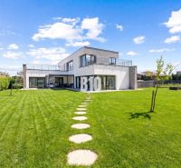 1 255 m² a 9 izieb I Priamo pri prírodnej rezervácii Šúr, len 15 minút - Rodinný dom na Borovicovej ulici v Chorvátskom Grobe s veľkou zelenou záhradou.