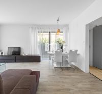 1 255 m² a 9 izieb I Priamo pri prírodnej rezervácii Šúr, len 15 minút - Obývacia izba v rodinnom dome s nábytkom a podlahou s dreveným dekorom.