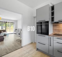 1 255 m² a 9 izieb I Priamo pri prírodnej rezervácii Šúr, len 15 minút - Kuchyňa a obývačka v rodinnom dome s podlahou s dreveným dekorom.