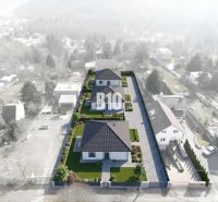 POZEMOK S POTENCIÁLOM - STUPAVA ul.Lesná - Pozemky - bývanie na Lesnej ulici v Stupave, tri rodinné domy s okolitou zeleňou.
