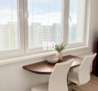 ŠTART 1-izbový byt pri Draždiaku - Raňajkový kútik s výhľadom a dvoma stoličkami v 1-izbovom byte.