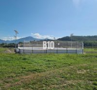 POZEMOK  890 m2 pre RD, Kláštor pod Znievom - Pozemky - bývanie v Kláštore pod Znievom s výhľadom na hory a trávnatou plochou.