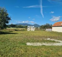 POZEMOK  890 m2 pre RD, Kláštor pod Znievom - Pozemok v Kláštore pod Znievom na bývanie s výhľadom na hory a kostol.