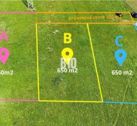 ABC stavebné pozemky - Pozemky na bývanie v Nesluši rozdelené na tri parcely po 650 m².