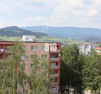 NOVINKA! 2 izbový byt kompletne prerobený - Výhľad na okolitú krajinu a bytové domy v Dolnom Kubíne, kde sa nachádza aj 2-izbový byt.