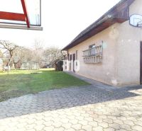 Veľký rodinný dom Turany - Dvor pri rodinnom dome v Turanoch s basketbalovým košom a záhradným skleníkom.