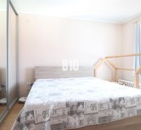 3 izbový byt Vrútky výhodná cena - Svetlá spálňa v 3-izbovom byte s manželskou posteľou a skriňou so zrkadlom.