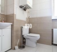 3 izbový byt Vrútky výhodná cena - Kúpeľňa s umývadlom a toaletou v 3-izbovom byte, svetlé obklady a sanitárne prvky.