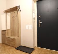 3 izbový byt Vrútky výhodná cena - Predsieň v 3-izbovom byte s vešiakovou zostavou a čiernymi vchodovými dverami.