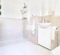 3 izbový byt Vrútky výhodná cena - Svetlá kúpeľňa so sprchovacím kútom a bielymi skrinkami v 3-izbovom byte.