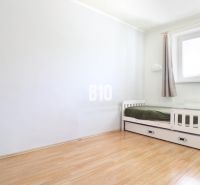 3 izbový byt Vrútky výhodná cena - Svetlá izba s posteľou v 3-izbovom byte, podlaha s dreveným dekorom.