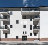 ADMINISTRATÍVNY PRIESTOR (127,87 m²) V NOVOSTAVBE REZIDENCIA KUBÍN V C - Budova na Matúškovej ulici v Dolnom Kubíne s balkónmi a jednoduchou fasádou kancelárií.