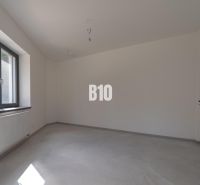 ADMINISTRATÍVNY PRIESTOR (127,87 m²) V NOVOSTAVBE REZIDENCIA KUBÍN V C - Kancelárie s bielymi stenami, veľkým oknom a svetlou podlahou s dreveným dekorom.