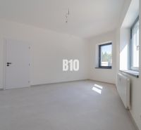 ADMINISTRATÍVNY PRIESTOR (127,87 m²) V NOVOSTAVBE REZIDENCIA KUBÍN V C - V Kancelárii s bielymi stenami a radiátorom pri okne preniká svetlo skrz okno.