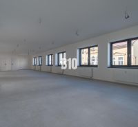 ADMINISTRATÍVNY PRIESTOR (127,87 m²) V NOVOSTAVBE REZIDENCIA KUBÍN V C - Priestranné Kancelárie s oknami a svetlou podlahou, prázdny priestor pripravený na zariadenie.