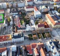 Na prenájom kancelárske priestory v centre Mesta - Letecký pohľad na kancelárie v centre Martina, obklopené mestskými budovami a ulicami.